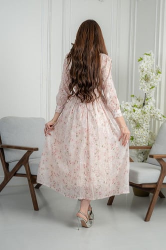 فستان عيد ناعم باللون الوردي الفاتح مزين بنقوش الز...