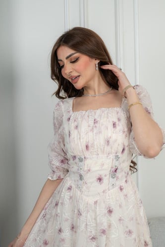 فستان عيد ميدي ناعم بنقوش زهور رقيقة وتفاصيل مطرزة