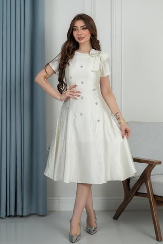 فستان ميدي أنيق باللون الكريمي