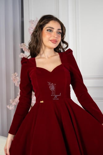 فستان أصيلة ميدي من الجوخ – بستايل كلاسيكي.