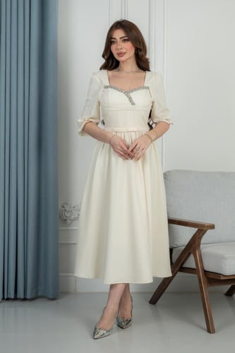 فستان للعيد ميدي ناعم بلون كريمي هادئ يتميز بتصميم...