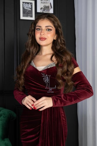 فستان سهره بفخامة المخمل العنابي