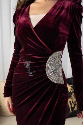 فستان قطيفه عودي ميد لف تطريز