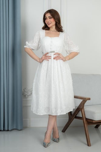 فستان العيد أبيض ناعم بتصميم ريفي ساحر يزدان بتطري...