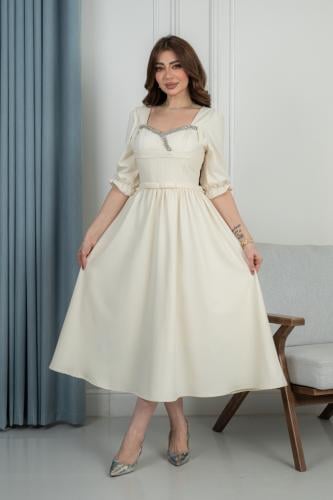 فستان للعيد ميدي ناعم بلون كريمي هادئ يتميز بتصميم...