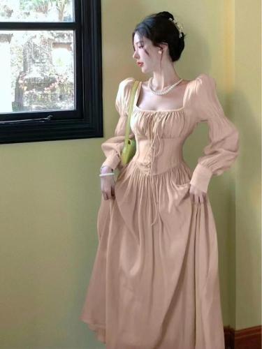 فستان على الطراز الفرنسي