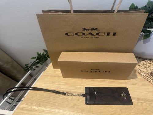 اي دي هولدر ماركة كوتش لون بني غامق