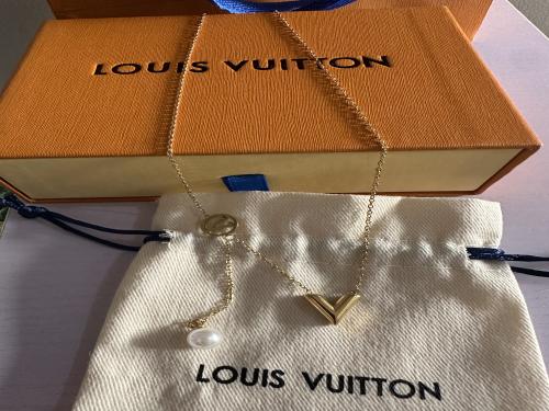 A necklace similar to Louis Vuitton, coated with first-grade material