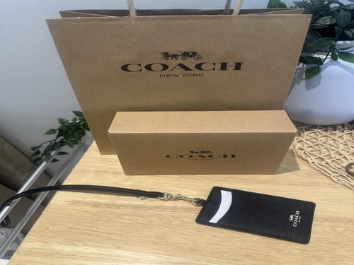 اي دي هولدر ماركة كوتش لون اسود