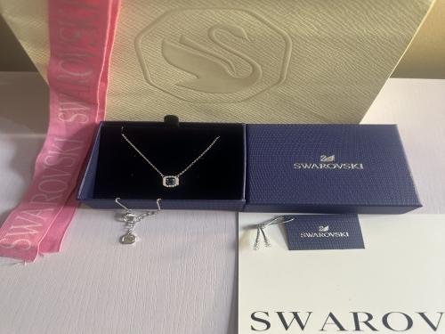 Swarovski bracelet chain in a square shape with a dancing blue stone