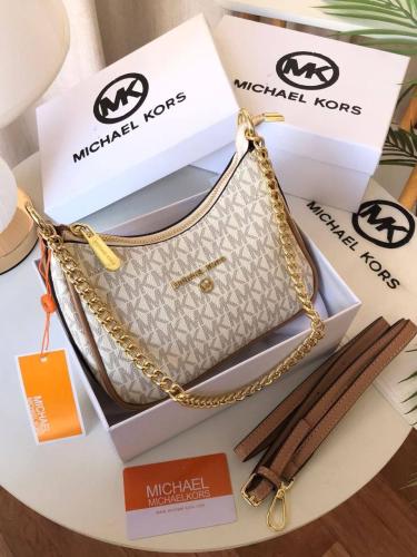 الجديد من مايكل كورس ابيضّ مع كاكي يوجد مقاسين