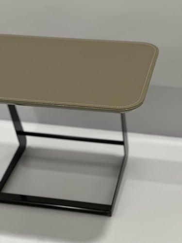 طاولةخدمة جلد بقاعدة حديد