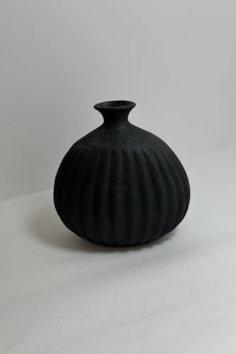 فازة جبس أسود مزينة ببنقش