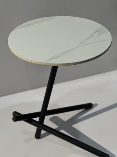 طاولة سراميك بقاعدة حديد