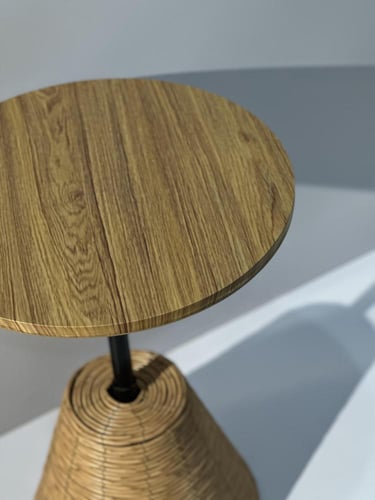 طاولة مزينه بالخوص