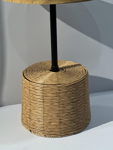 طاولة مزينه بالخوص