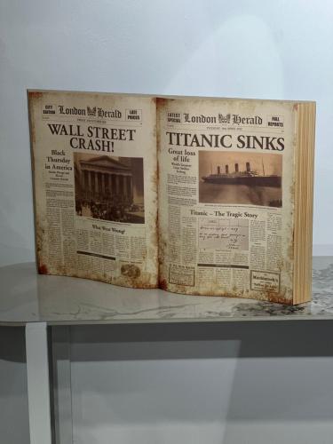 لوحه خشب بتصميم كتاب 60*40