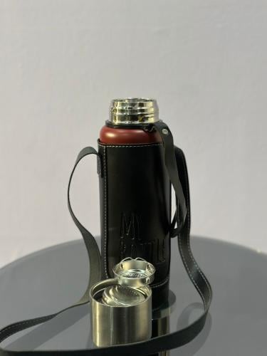 مطارة ماء استيل بغطاء جلدي وحزام حمل 31cm