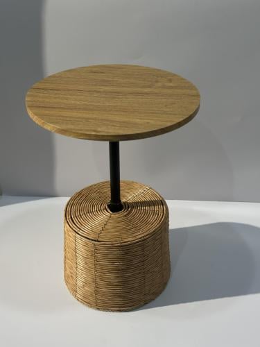 طاولة مزينه بالخوص