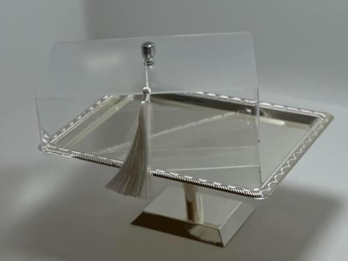 صينية تقديم فاخرة بغطاء وهدب