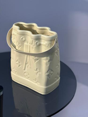 فازة أزهار سراميك بعروة جلد فاخر 25*20 cm