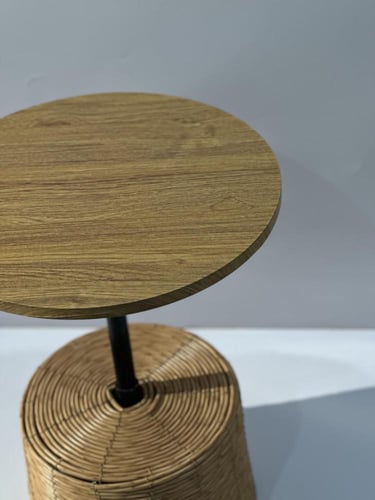 طاولة مزينه بالخوص