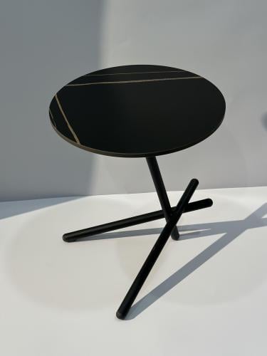 طاولة سراميك بقاعدة حديد