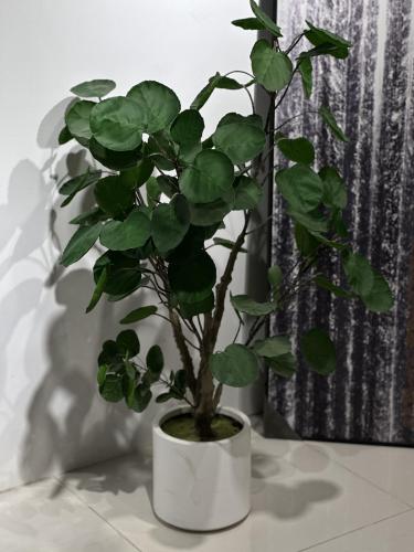 شجر صناعي بأوراق خضراء ارتفاع 120 سم