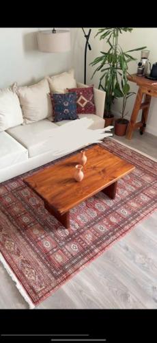 طاوله وسطية خشب طبيعي سويدي