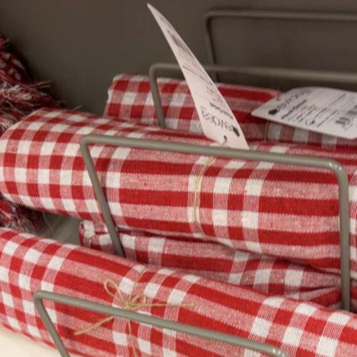 مفرش طاولة كاروهات لون احمر 165*165