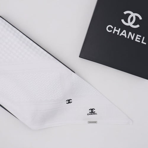 شماغ شانيل أبيض