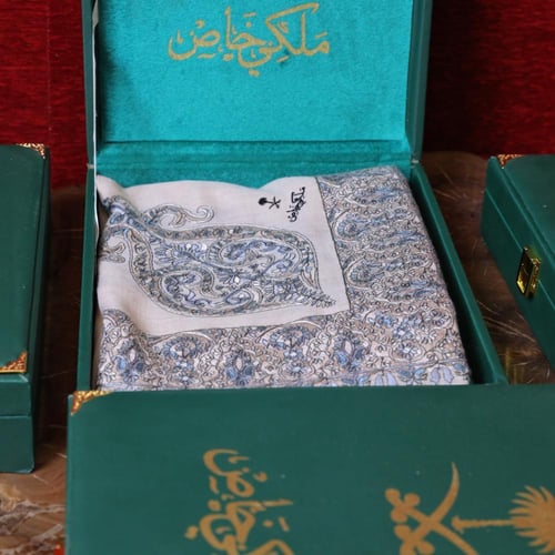 شال ملكي خاص بيج MT -02