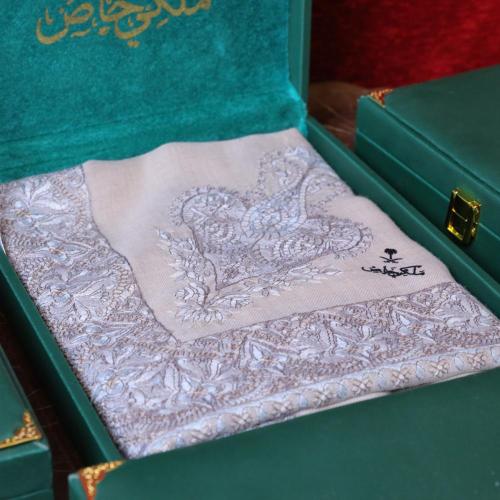 شال ملكي خاص بيج MT - 01