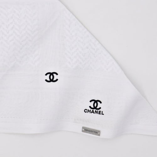 شماغ شانيل أبيض