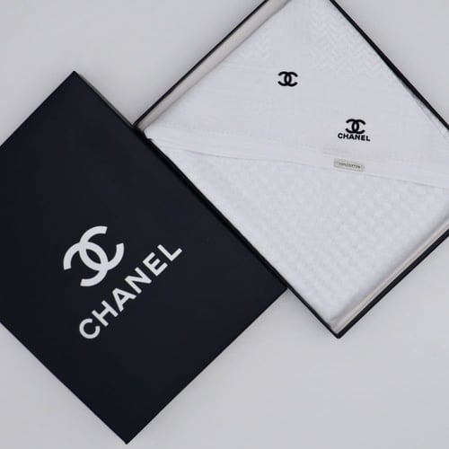 شماغ شانيل أبيض