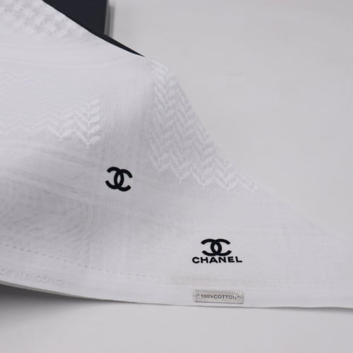 شماغ شانيل أبيض