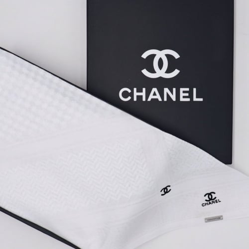 شماغ شانيل أبيض