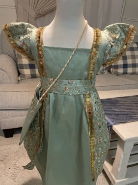 فستان شعبي + ربطة شعر + شنطة