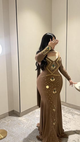 فستان استرتش اصلي بيج مزين ب احجار عسليّه فخمه