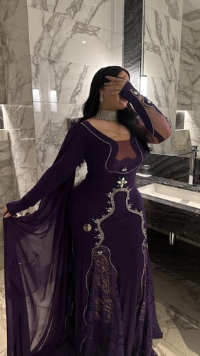 فستان بنفسجي استرتش كوري شك يدوي وكرستال مرصع ب اف...