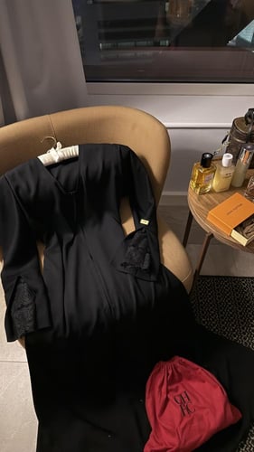 عباية نص كلوش بلا بيري فخم اكمام دانتيل