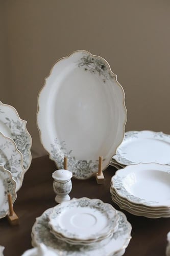 طقم سفره للعشاء مكون من 43 قطعه لون رمادي وابيض