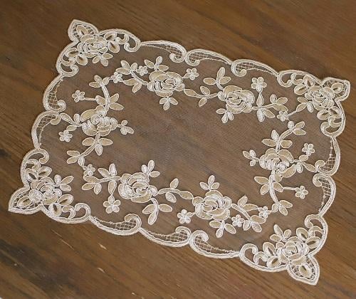 مفرش دانتيل ذهبي | Golden Lace 30x40 cm