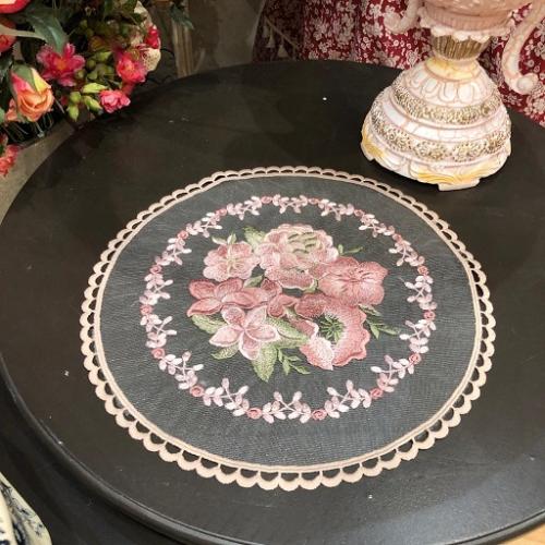 مفرش دانتيل وردي 28 سم | Lace Table Cloth Pink 28...