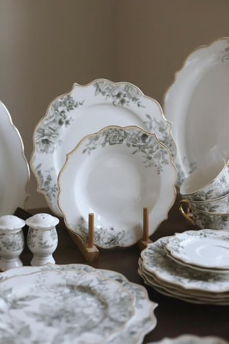 طقم سفره للعشاء مكون من 43 قطعه لون رمادي وابيض