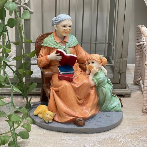 تحفه منزلية بشكل الام مع الطفله مصنوعه من مادة الر...