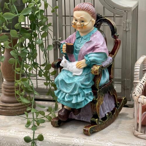 تحفه منزليه بشكل امرأه عجوزه مصنوعه من مادة الريزن...