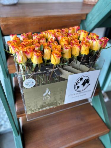 50 توزيعة ورد قاعدة اكريلك + طباعة على الاكريليك +...