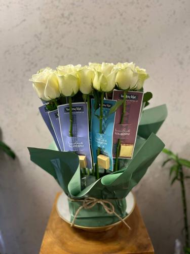 10 توزيعات ورد جود بكرت مستطيل مع تشوكلت