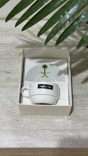 كوب اسبريسو عليه شعار الهوية الوطنية